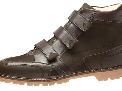 Schwarzer orthopädischer Stiefel