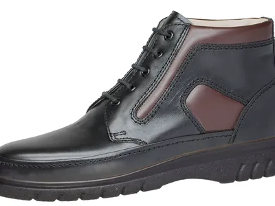 Brauner orthopädischer Stiefel
