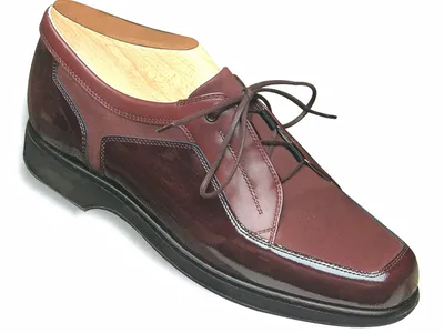 Brauner orthopädischer Schnürschuh