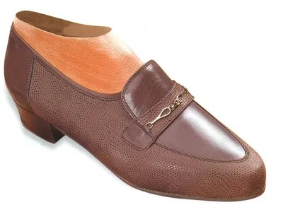 Dunkler orthopädischer Slipper