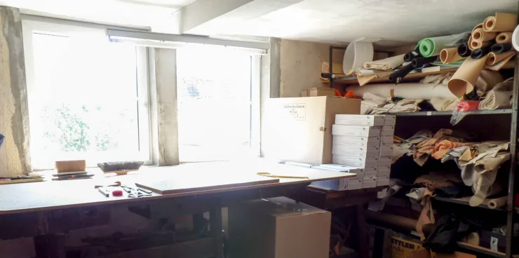 Arbeit in der Schuhmacherwerkstatt Laute